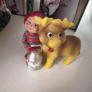 Pobra nisse med ku og melkespann