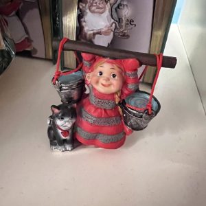 Pobra nisse med melkespann og katt