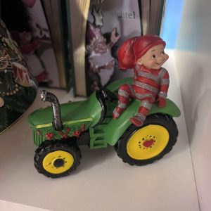 Pobra nisse på traktor