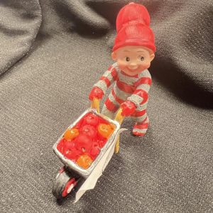 Pobranisse med epler/trillebår